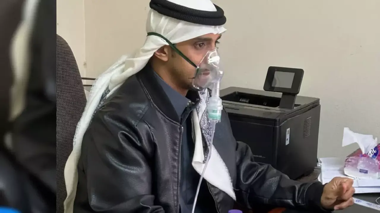 موظف سعودي يستخدم أنبوب الأكسجين منذ 37 عاماً نتيجة مرض مزمن يتحدى الظروف الصعبة